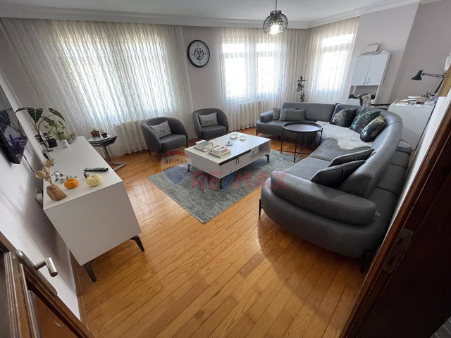 OSMAN YILMAZ MAHALLESİ ANA CADDE ÜZERİ 180 M2 SATILIK FERAH GENİŞ DAİRE