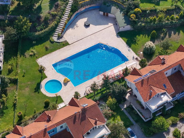 REMAX AREA DAN SITEDE EŞYALI SATILIK DENIZ MANZARALI 5+1 BAHÇELI VILLA