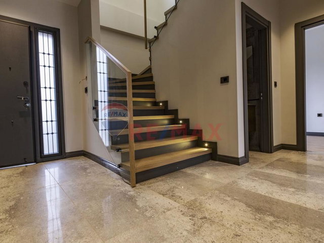 EMPIRE HOUSE SİTESİNDE GENİŞ BAHÇELİ VE MÜSTAKİL OTOPARKLI VİLLA