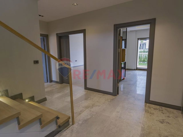 EMPIRE HOUSE SİTESİNDE GENİŞ BAHÇELİ VE MÜSTAKİL OTOPARKLI VİLLA