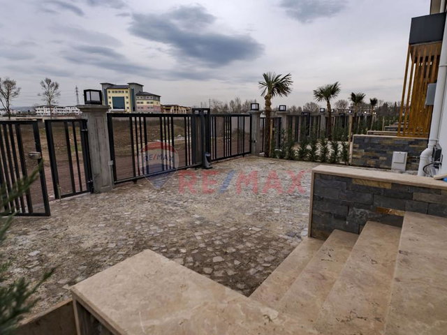 EMPIRE HOUSE SİTESİNDE GENİŞ BAHÇELİ VE MÜSTAKİL OTOPARKLI VİLLA