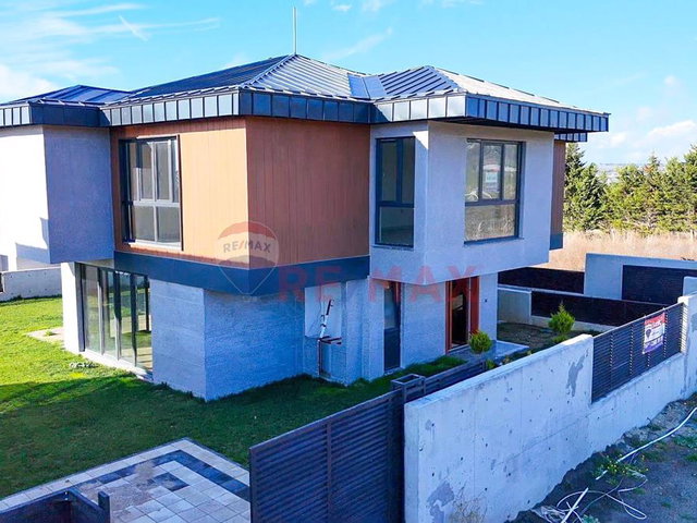 SİLİVRİ ORTAKÖY MH 500 m² 4+1 müstakil Havuzlu ve Bahçeli Villa Modern Yaşamın Yeni Adresi