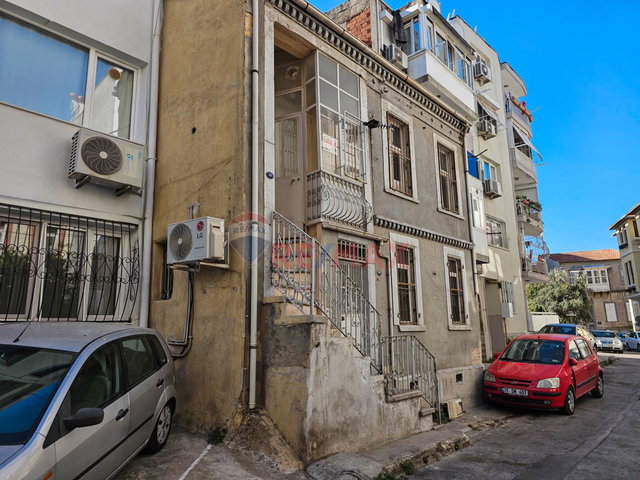 KONAK KÜÇÜKYALIDA TARIHI VE YAPI İMARLI SATILIK MÜSTAKIL EV