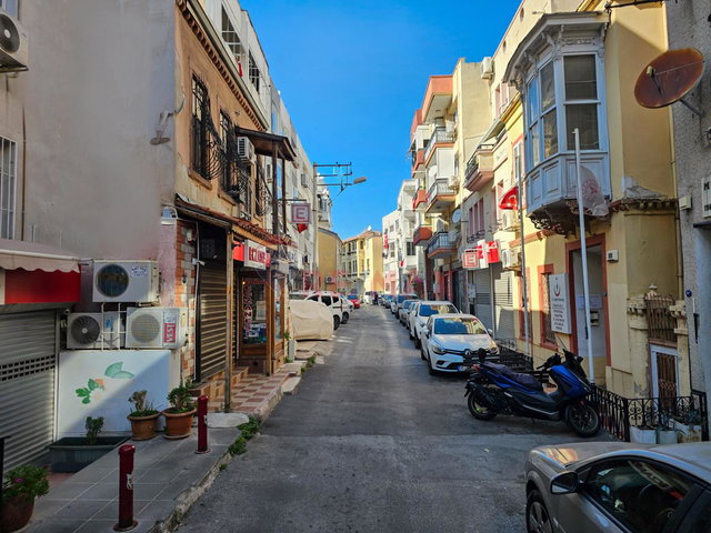 KONAK KÜÇÜKYALIDA TARIHI VE YAPI İMARLI SATILIK MÜSTAKIL EV