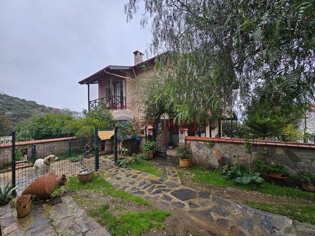 YELKI'DE SITE İÇINDE 4+1 SATILIK HAVUZLU VILLA