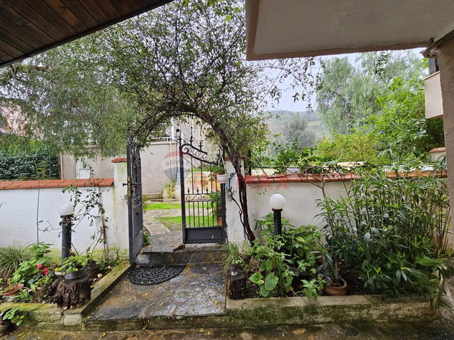 YELKI'DE SITE İÇINDE 4+1 SATILIK HAVUZLU VILLA
