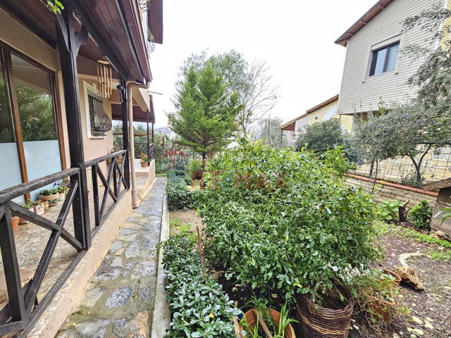 YELKI'DE SITE İÇINDE 4+1 SATILIK HAVUZLU VILLA
