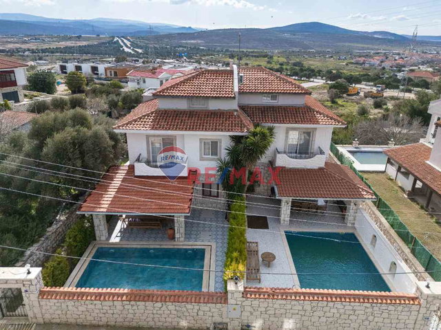 REMAX YELKEN'DEN ILICA'DA, HAVUZLU, DENİZE YAKIN IKIZ VİLLA