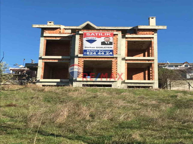 DENİZ MANZARALI VE CADDE ÜZERİ KONUMLU BÜYÜK ARSALI VİLLA