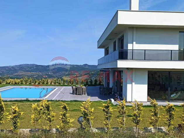 REMAX KANYON İZNİK TACİRDE EMSALSİZ HAVUZLU VİLLA