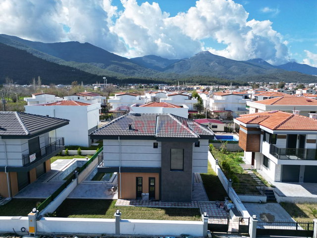 GÜZELÇAMLI'DA DENİZE 700 M ÖZEL HAVUZLU SIFIR VİLLA