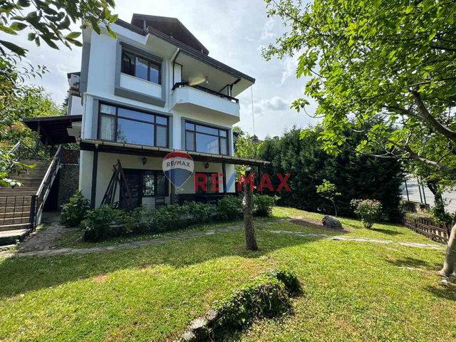SAPANCA’DA SİTE İÇİNDE GÖL MANZARLI SATILIK MÜSTAKİL VİLLA