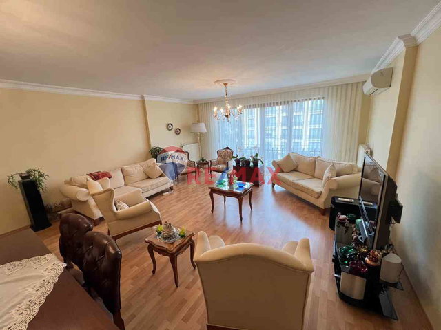 ÇAMLICA SARI KONAKLAR SİTESİNDE GENİŞ ARA KAT 3 +1 SATILIK DAİRE