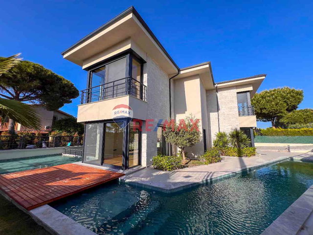 ÇEŞME DALYAN'DA SATILIK 6+2 MÜSTAKIL TRIPLEKS VILLA