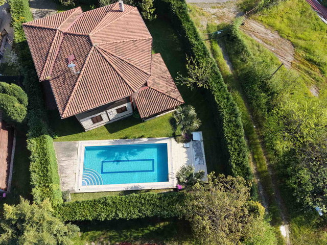 SAPANCA’DA 649 M2 ARSA İÇİNDE SATILIK MÜSTAKİL YÜZME HAVUZLU VİLLA….
