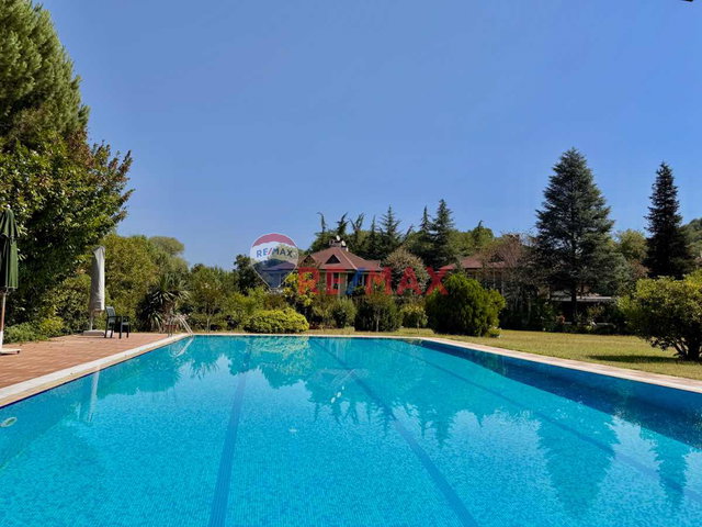 BEYKOZ BOZHANE RIVA DERE EVLERINDE SATILIK TRIBLEKS VILLA