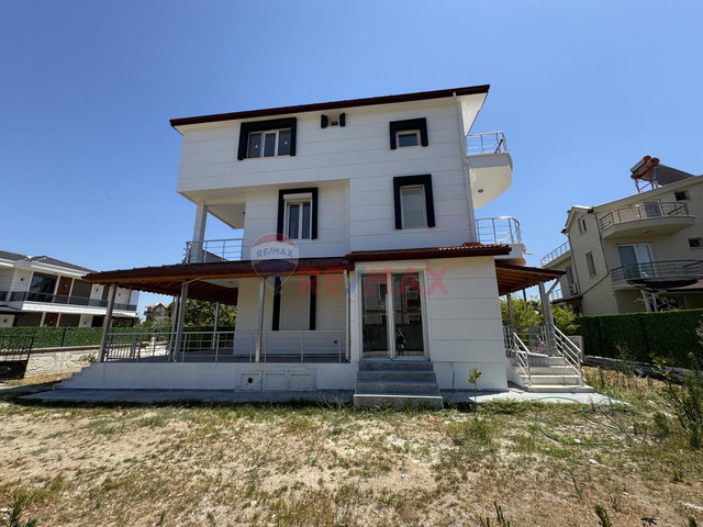 AYVALIK ALTINOVA DENİZE 150 MT SATILIK EŞYALI 6+1 TRİPLEKS VİLLA