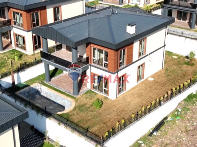 BAHÇECIK'TE DENIZ &DOĞA MANZARALI, SAĞLAM ZEMINDE LÜKS VILLALAR