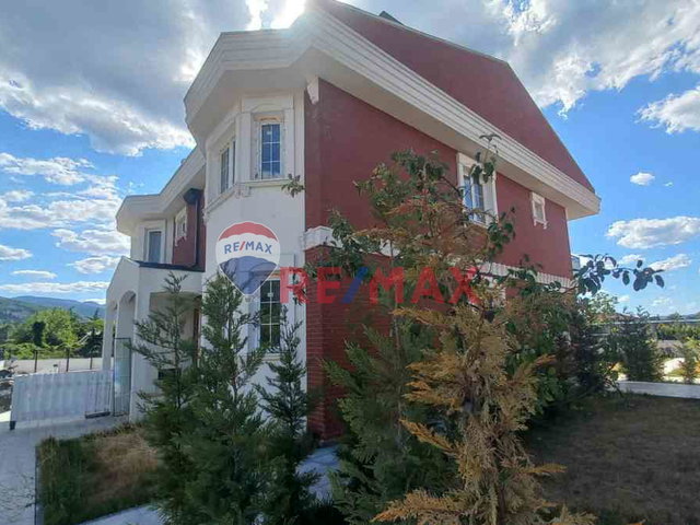 SAPANCA DA INGILIZ MIMARILI SATILIK TRIPLEKS VILLA