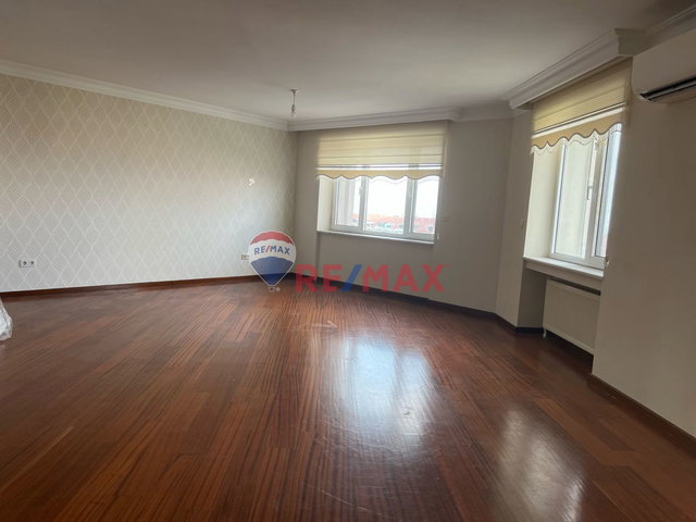 BEYLİKDÜZÜ PARLAMENTERLER SİTESİNDE SATILIK BULVAR CEPHE 3+1