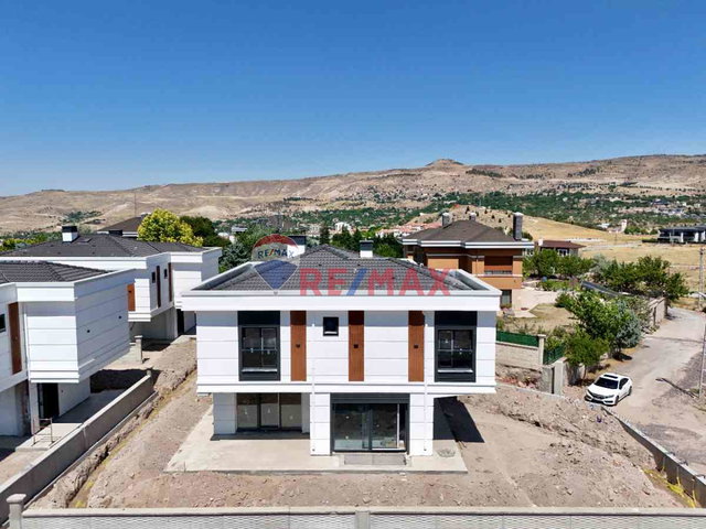 ERKİLET GENERAL EMİR' DE 460M2 ARSALI SATILIK 6+1 LÜX VİLLA