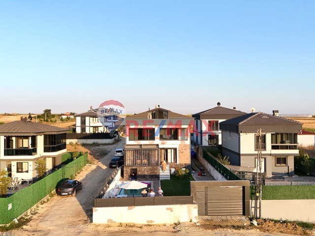 REMAX AKIN SEYHAN PANORAMİK MANZARALI 8+2 MODERN MİMARİ VILLA YENİ YIL İNDİRİMİ YAPILDI.