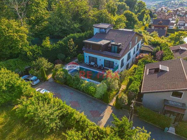 ZEKERİYAKÖY SATILIK HAVUZLU ASANSÖRLÜ MÜSTAKİL VİLLA