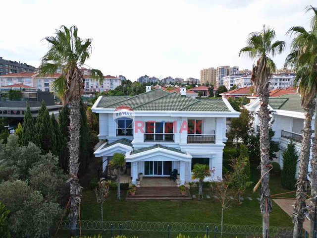 REMAX HANEDEN BÜYÜKÇEKMECE SİNANOBA’DA DENİZ MANZARALI 2 MÜSTAKİL LÜKS VİLLA