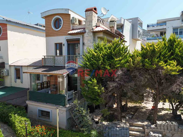 KUŞADASI MARINA BÖLGESİ, RAINBOW VILLALARI'NDA 6+1 - DENİZ MANZARALI, BAHÇELİ & HAVUZLU VİLLA