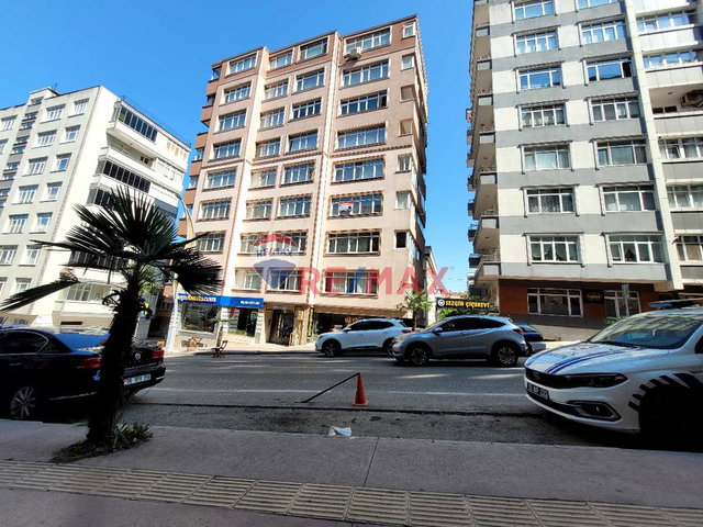 BAHÇELİEVLERDE LİSE CADDESİNİN KALBİNDE ARA KAT ASANSÖRLÜ SATILIK 3+1 DAİRE