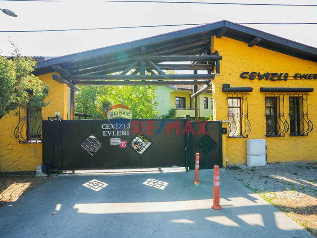 REMAX OYA DOĞAN SAPANCA CEVİZLİ EVLERİ 4+1 SATILIK VİLLA