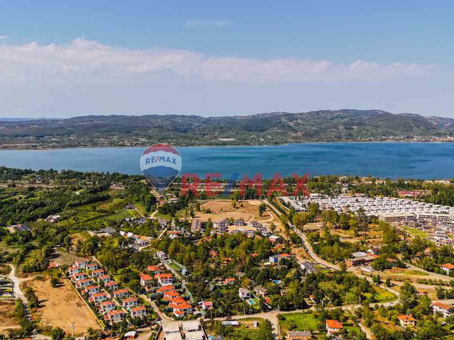 REMAX OYA DOĞAN SAPANCA CEVİZLİ EVLERİ 4+1 SATILIK VİLLA