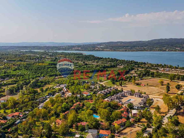 REMAX OYA DOĞAN SAPANCA CEVİZLİ EVLERİ 4+1 SATILIK VİLLA