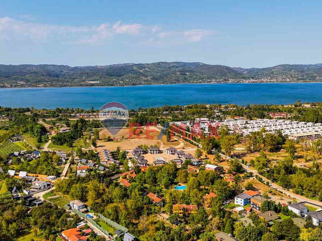 REMAX OYA DOĞAN SAPANCA CEVİZLİ EVLERİ 4+1 SATILIK VİLLA