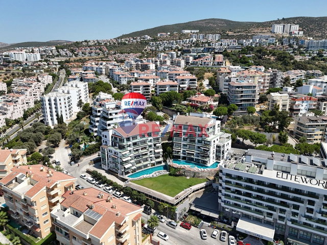 KUŞADASI MERKEZDE MARİNA BÖLGESİNDE PİNE CİTY’DE DENİZ MANZARALI DAİRE