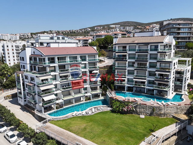 KUŞADASI MERKEZDE MARİNA BÖLGESİNDE PİNE CİTY’DE DENİZ MANZARALI DAİRE