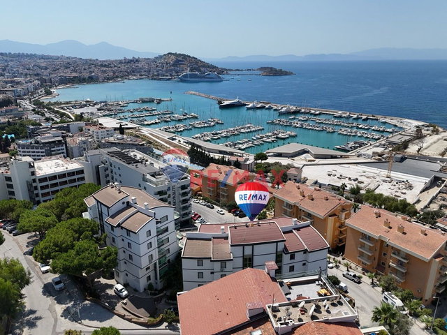 KUŞADASI MERKEZDE MARİNA BÖLGESİNDE PİNE CİTY’DE DENİZ MANZARALI DAİRE