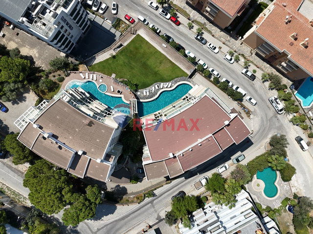 KUŞADASI MERKEZDE MARİNA BÖLGESİNDE PİNE CİTY’DE DENİZ MANZARALI DAİRE