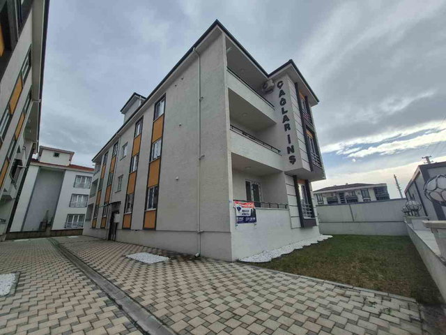 ARİFİYE FATIH MAHALLESIN'DE ARA KAT 3+1 DAIRE