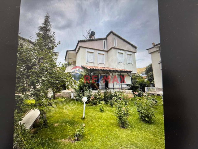 REMAX DEĞİŞİMDEN SİVRİCEDE GÖL MANZARALI EŞYALI SATILIK VİLLA