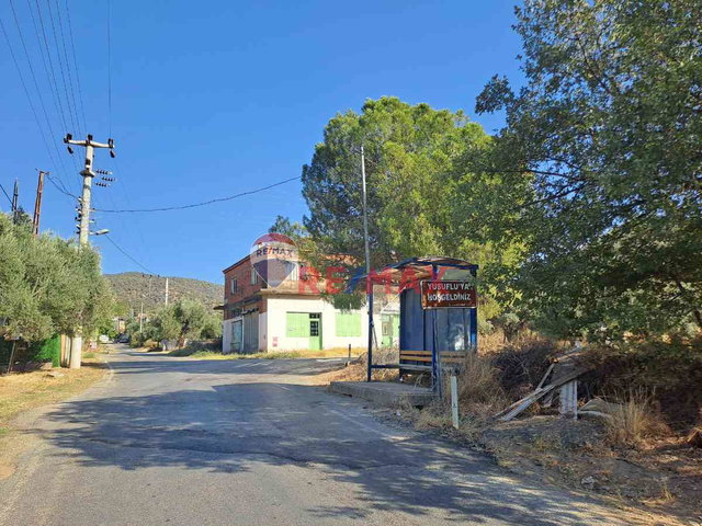 BAYINDIR YUSUFLU KÖYÜNDE SATILIK GENİŞ BAHÇELİ KÖY EVİ