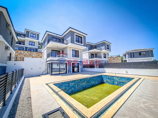 AKBÜKTE FULL DENİZ MANZARALI DOĞA İÇİNDE  TRİPLEX VİLLA
