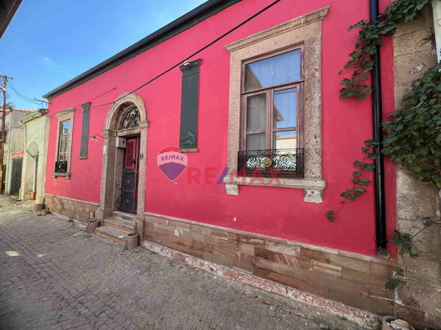 AYVALIK'IN TARİHİ DOKUSUNDA RESTORASYONLU RUM EVİ...