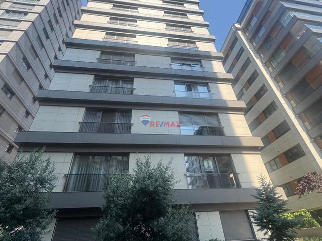 CADDEBOSTAN PAPATYALI SOKAK'TA SATILIK 4+1 YENI BINA