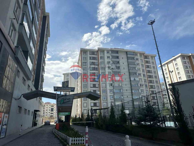 RE/MAX LACİVERT'TEN BOSTANCIOĞLUN'DA SATILIK 4+1 ARAKAT DAİRE
