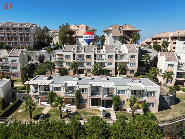 TÜM OLANAKLARI ILE BIR TATIL KÖYÜ IÇERISINDE SATILIK EŞYALI DUBLEKS DAIRE