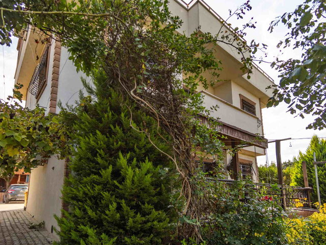 ORTAKÖY'DE SATILIK 1370 M2 ARSA ÜZERINDE 3 KATLI MÜSTAKİL VİLLA