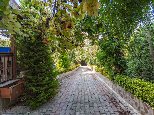 ORTAKÖY'DE SATILIK 1370 M2 ARSA ÜZERINDE 3 KATLI MÜSTAKİL VİLLA