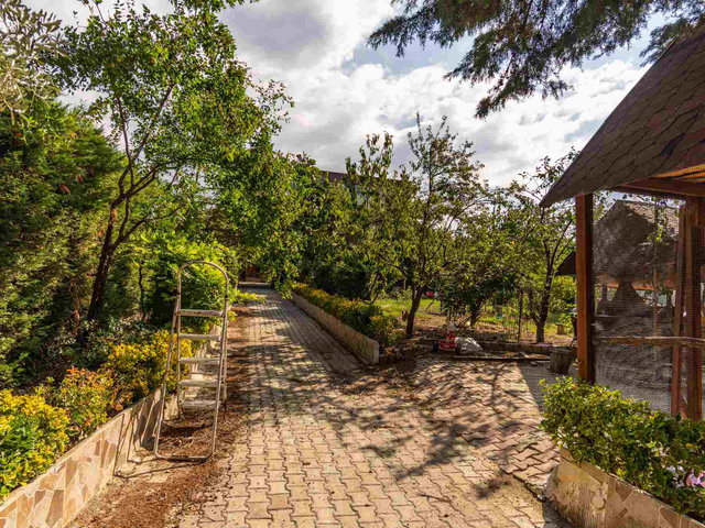 ORTAKÖY'DE SATILIK 1370 M2 ARSA ÜZERINDE 3 KATLI MÜSTAKİL VİLLA