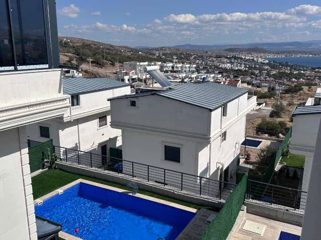 ÇANDARLI PANORAMA VILLALARI’NDA ÖZEL HAVUZLU DENIZ MANZARALI LÜKS DUBLEKS VILLA